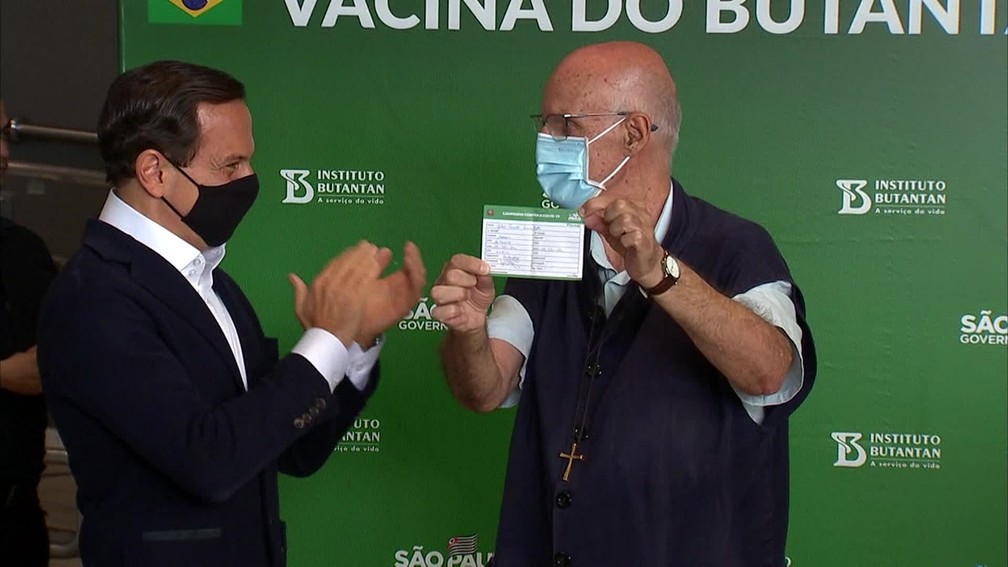Padre Júlio Lancellotti mostra comprovante de vacinação  — Foto: Reprodução/TV Globo