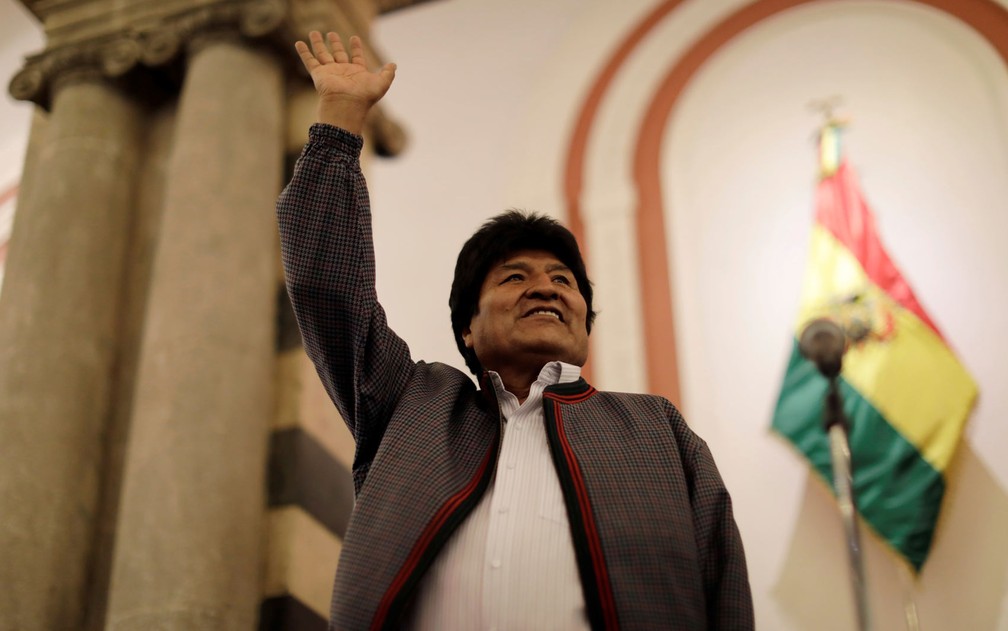 O presidente boliviano Evo Morales acena para apoiadores no palácio presidencial, em La Paz, após o término da eleição, no domingo (20) — Foto: Reuters/Ueslei Marcelino