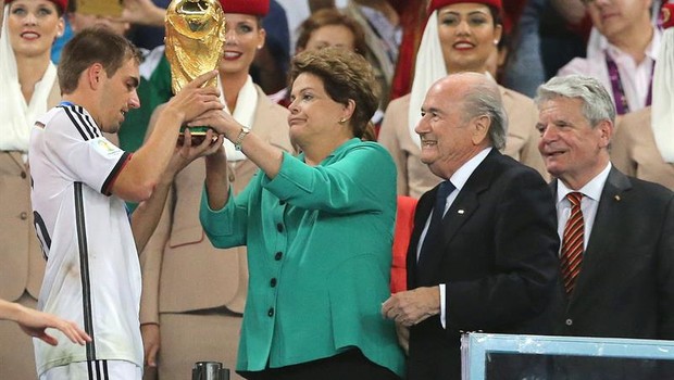 Dilma entrega a taça ao alemão Philipp Lahm  (Foto: Agência EFE)