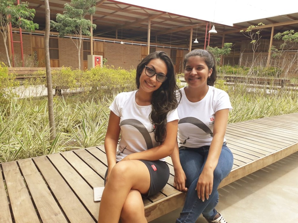 Ana Luiza e Yara ficaram amigas na escola — Foto: Jesana de Jesus/G1