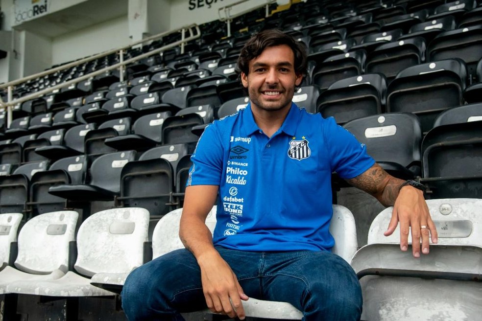 Ricardo Goulart na Vila Belmiro — Foto: Ivan Storti / Santos FC