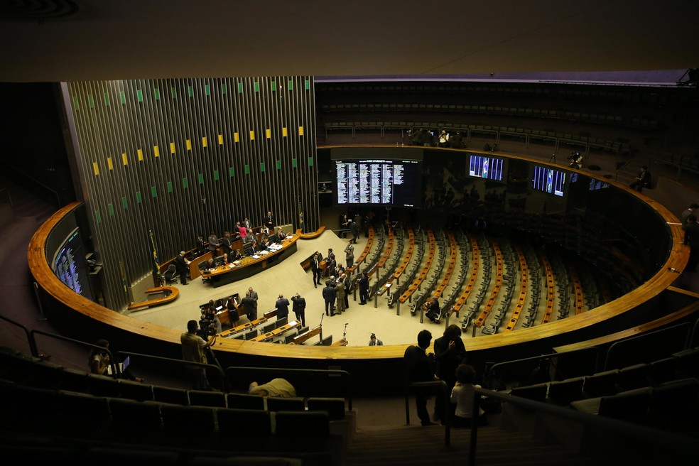 Deputados e senadores têm uma lista de temas espinhosos para analisar depois do recesso legislativo (Foto: José Cruz, Agência Brasil)