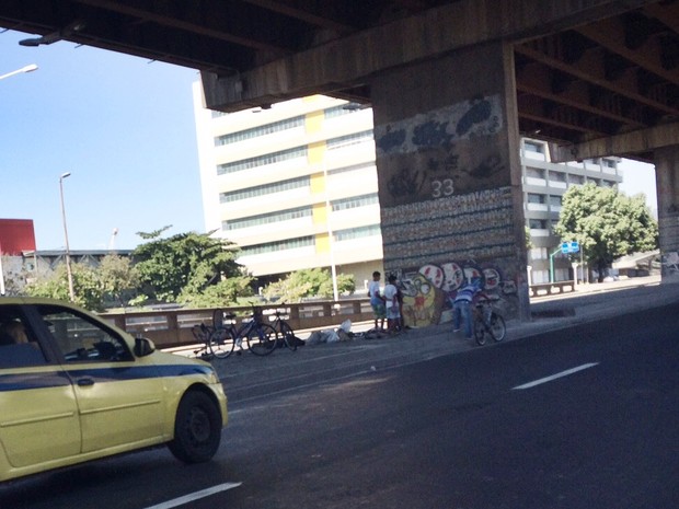 Jovens negociam bicicletas embaixo de viaduto do Rio (Foto: Matheus Rodrigues/ G1)