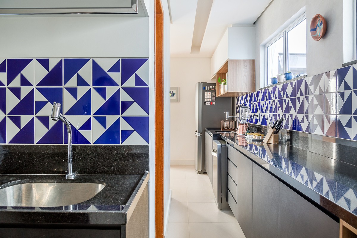 COZINHA | Revestimentos da cozinha são da Lurca Azulejos. O azul aumenta o astral do ambiente (Foto: Bruno Meneghitti / Divulgação)