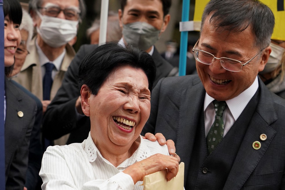 Hideko Hakamada e o advogado de seu irmão — Foto: Kazuhiro Nogi/ AFP