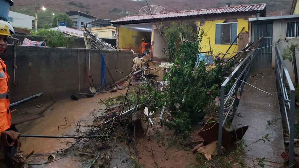 Idoso morre durante temporal em Piraúba — Foto: Corpo de Bombeiros/Divulgação