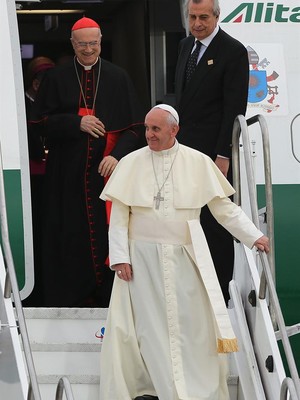 Papa Francisco desembarca do avião que o trouxe ao Rio de Janeiro (Foto: EFE)