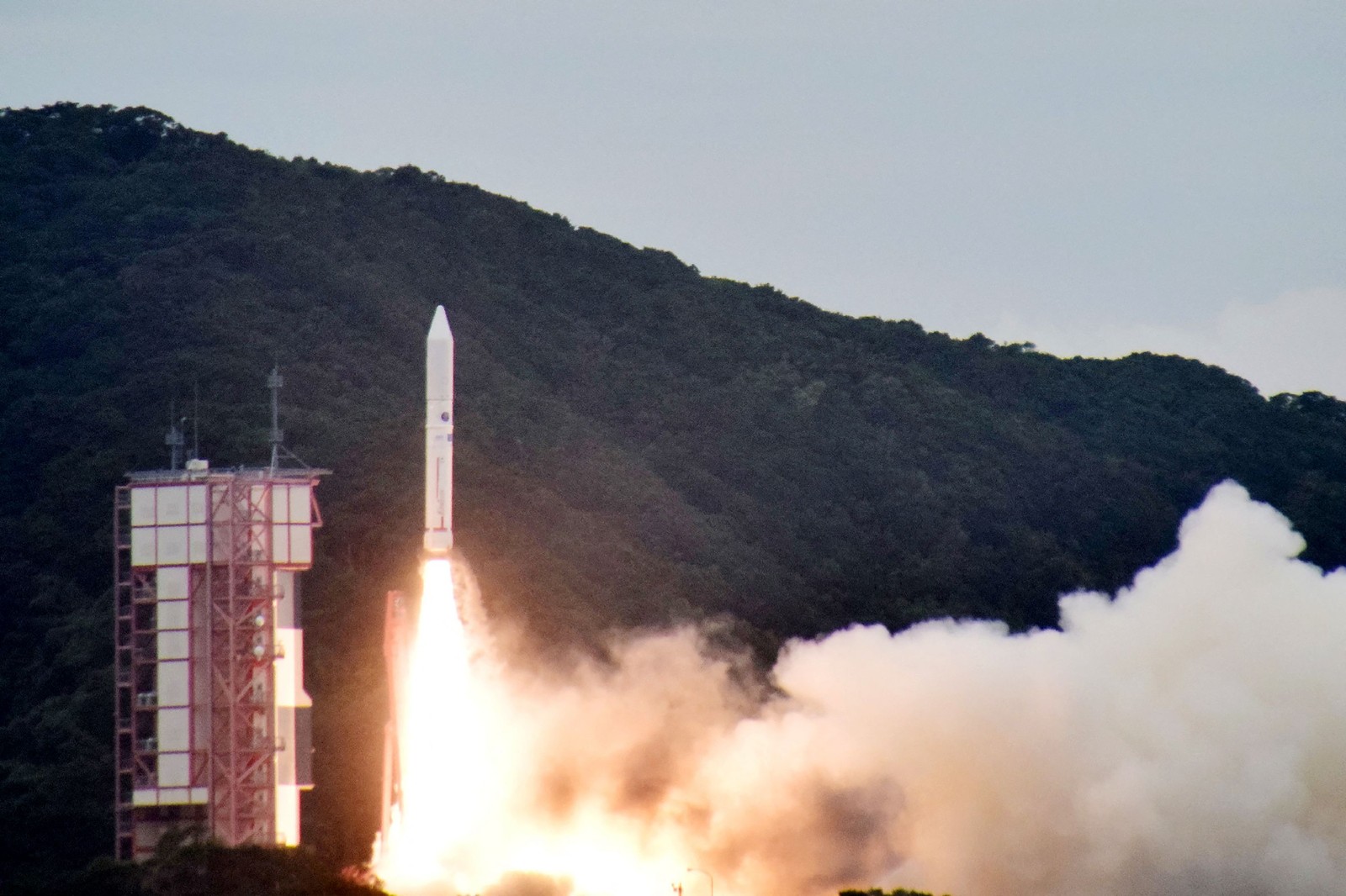 A agência espacial do Japão enviou uma ordem de autodestruição ao seu foguete Epsilon após um lançamento fracassado fracassado — Foto: AFP