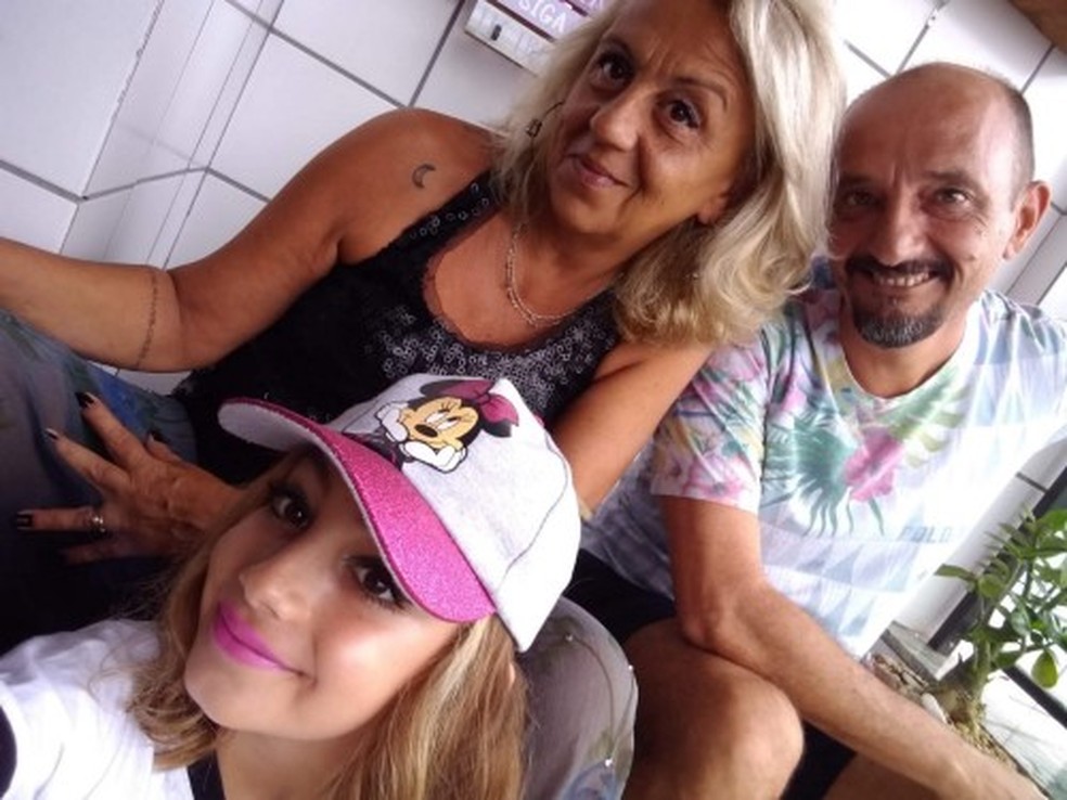 Nas redes sociais, família fala sobre a transexualidade de Milena — Foto: Arquivo pessoal/Andrea Gerassi