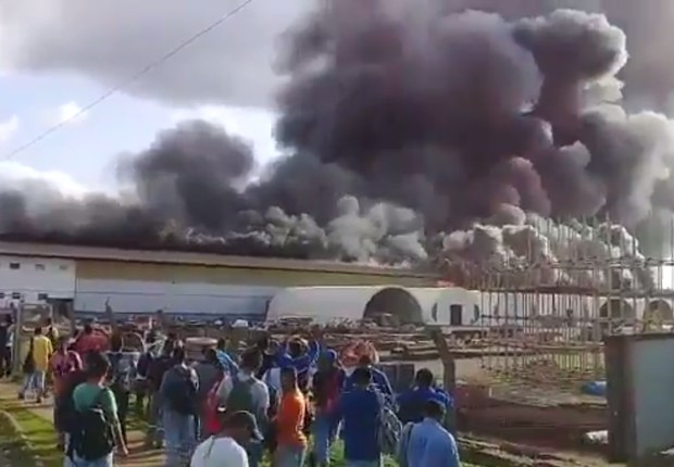 Incêndio no almoxarifado da usina de Belo Monte gerou evacuação no local (Foto: Reprodução)