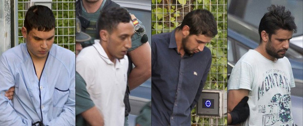 Suspeitos de envolvimento com ataque de Barcelona vão a tribunal em Madrid, na Espana, nesta terça-feira (22). Da esquerda para a direita: Mohamed Houli Chemlal, Driss Oukabir, Salah El Karib e Mohamed Aallaa (Foto: AFP)