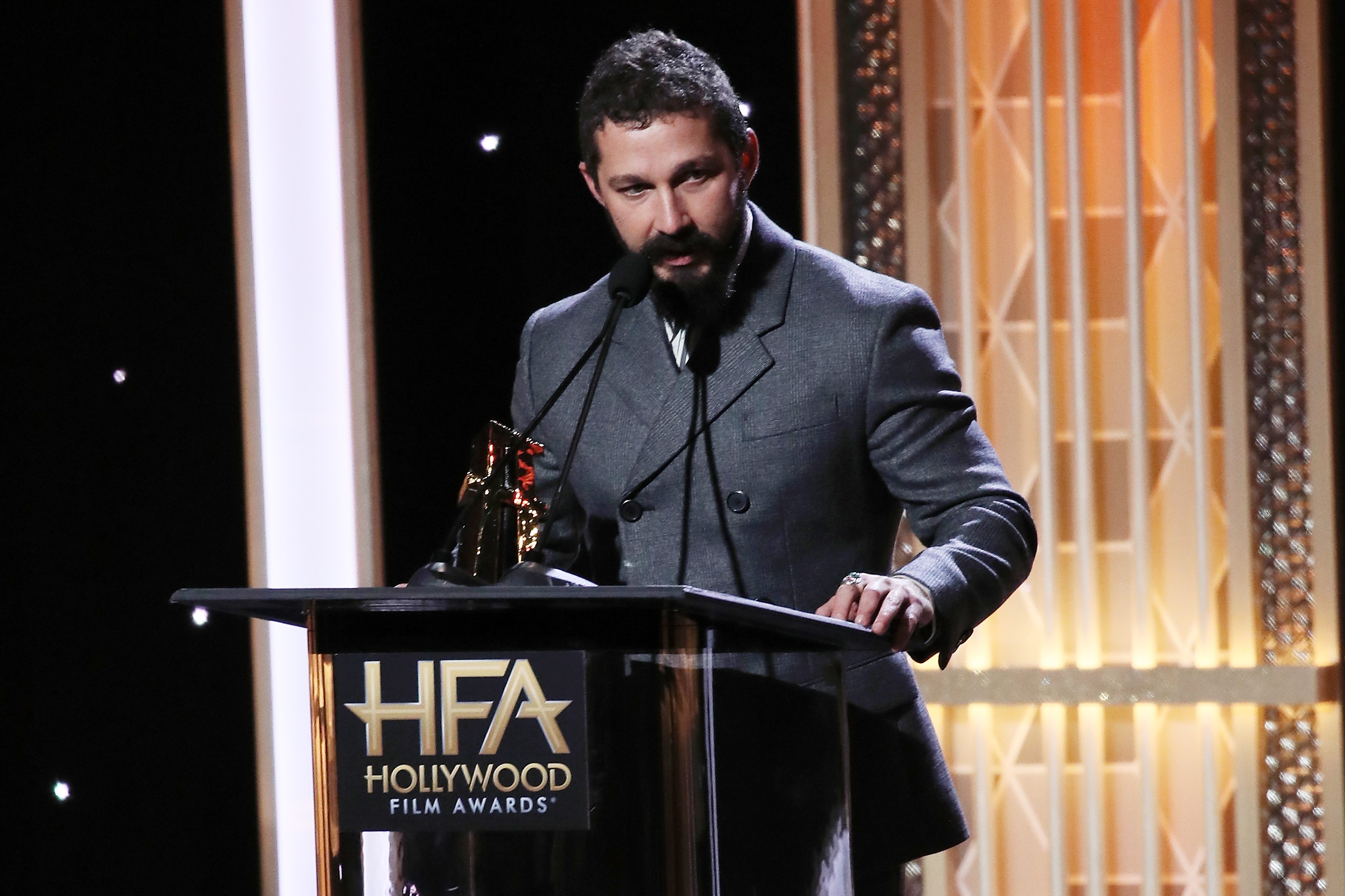 Shia LaBeouf recebe prêmio de Roteirista Revelação no Hollywood Film Awards 2019 (Foto: Getty Images)