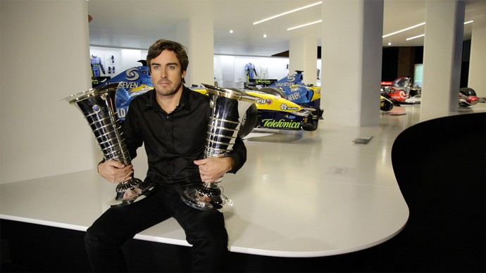 Fernando Alonso posa com os troféussite de aposta do flamengoseus dois títulos mundiais (Foto: Divulgação)