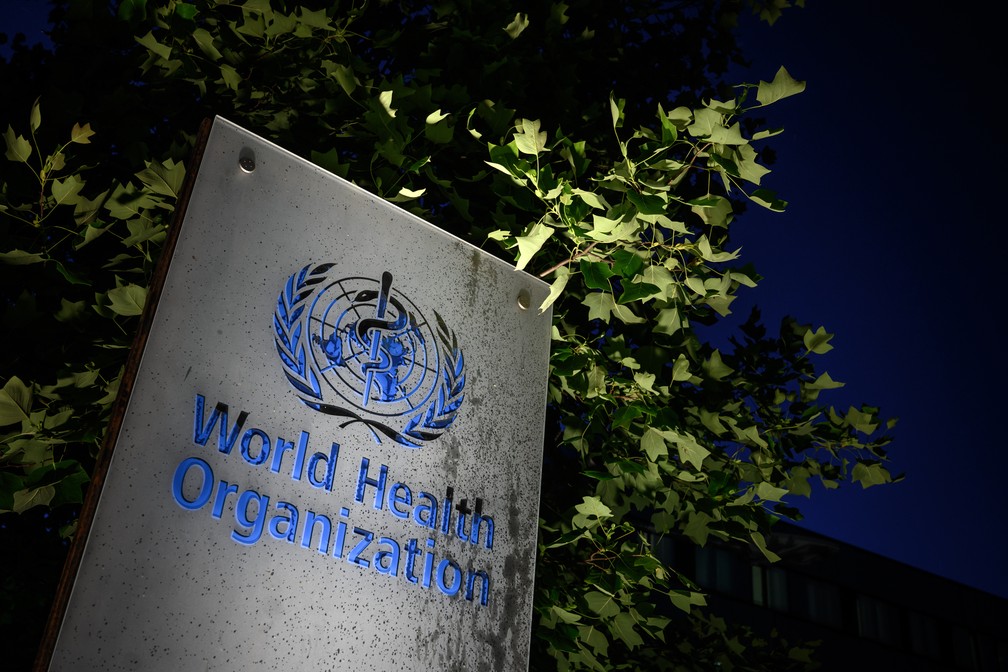 Foto, tirada em 29 de maio, mostra o letreiro da sede da Organização Mundial de Saúde (OMS) em Genebra, na Suíça. — Foto: Fabrice Coffini/AFP