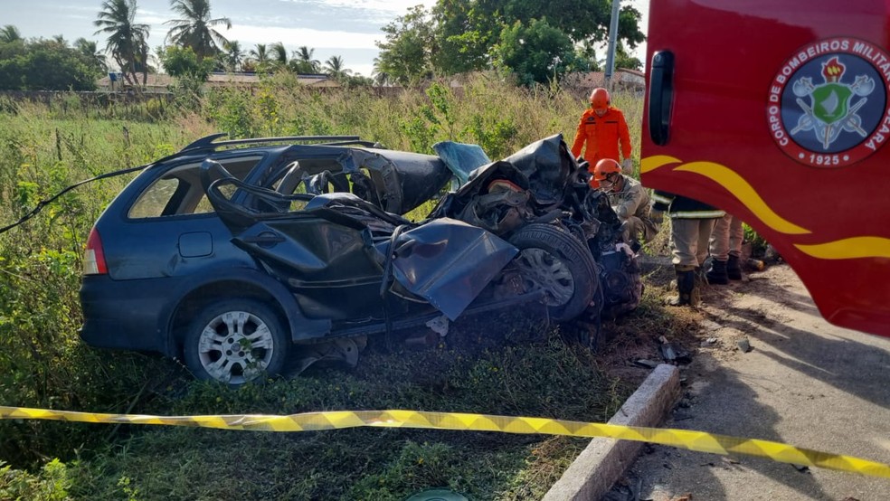 Motorista do carro ficou preso às ferragens e foi socorrido pelo Corpo de Bombeiros após colidir com o caminhão-tanque carregado de óleo diesel. — Foto: Polícia Militar/ Divulgação