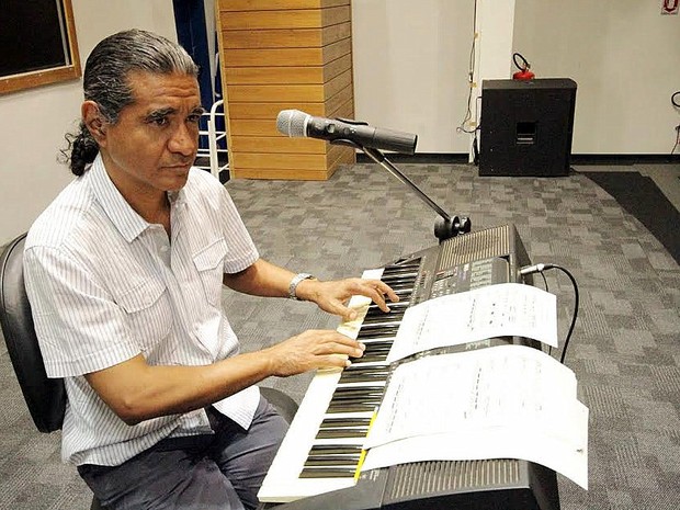 Maestro Sergio Alberto de Oliveira durante ensaio no ICMC (Foto: Henrique Fontes - Assessoria de Comunicação ICMC/USP)