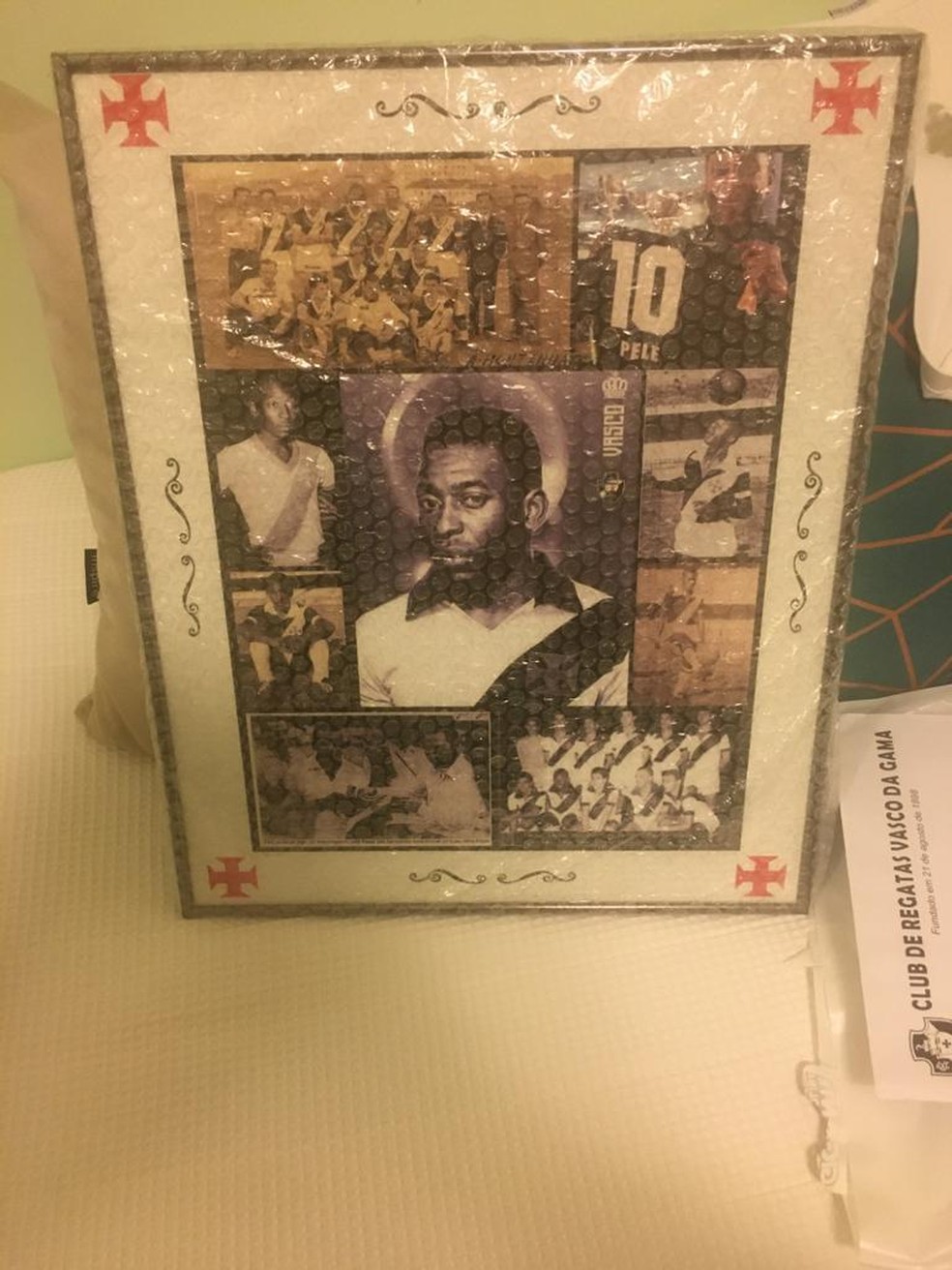 Pel� tamb�m ganhou um quadro com imagens suas relacionados ao Vasco � Foto: Divulga��o