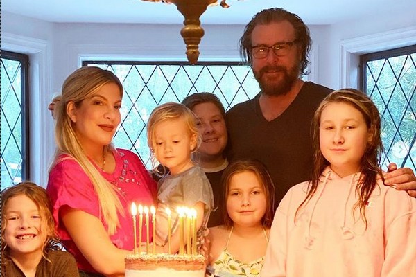 A atriz Tori Spelling com o marido e os cinco filhos (Foto: Instagram)