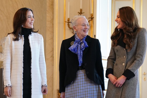 A duquesa Kate Middleton, esposa do Príncipe William, em encontro com a Princesa Mary e a Rainha Margrethe II, da Dinamarca (Foto: Getty Images)