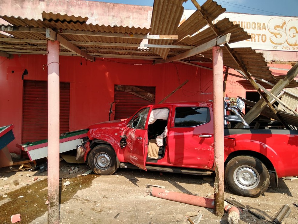 Caminhonete destruiu parte da estrutura de um bar no Jardim Aureny II, em Palmas — Foto: Divulgação