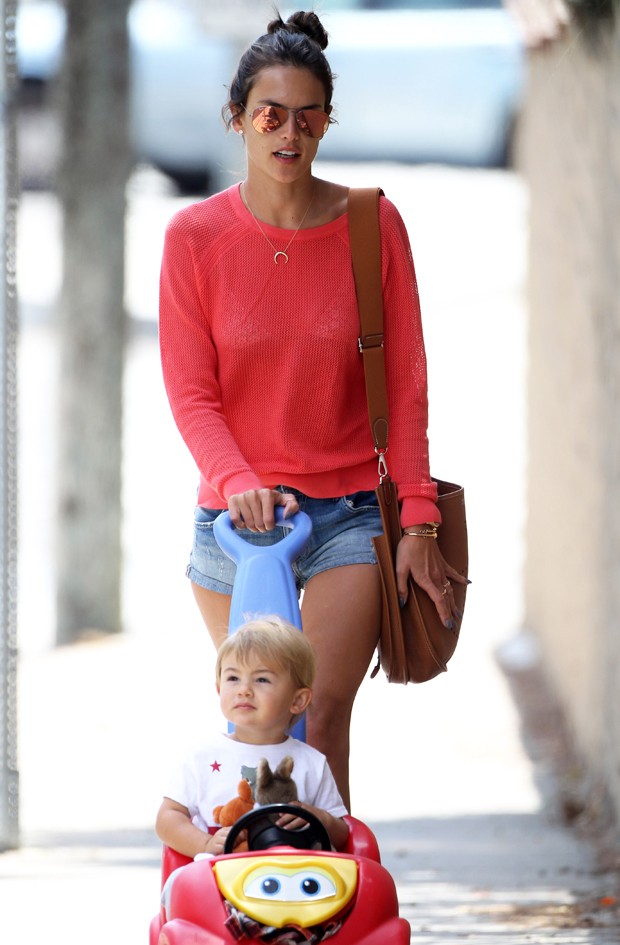 Alessandra Ambrosio e o filho caçula, Noah (Foto: Grosby Group)