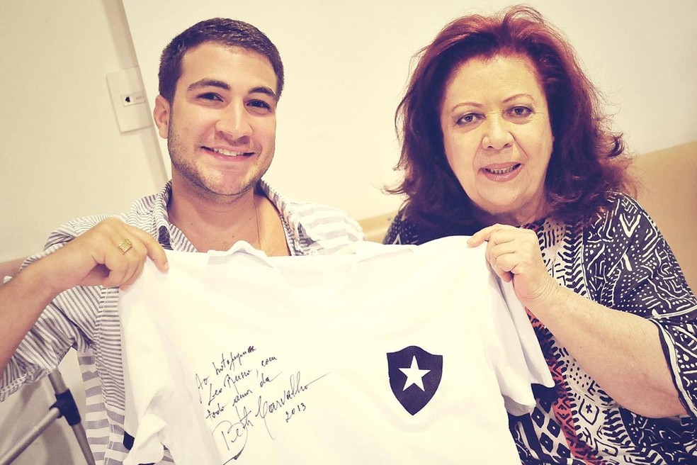 Léo Russo e Beth Carvalho com a camisa do Botafogo — Foto: Arquivo Pessoal