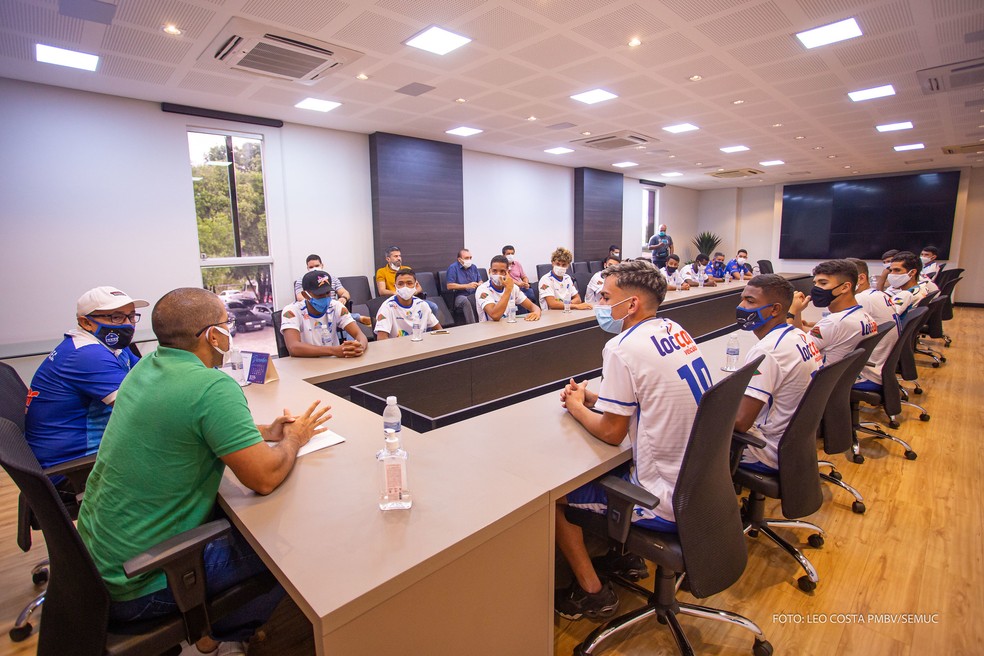 Atletas e comissão técnica do São Raimundo-RR recebem passagens aéreas para viajar e disputar a Copa SP — Foto: Léo Costa/PMBV/Semuc