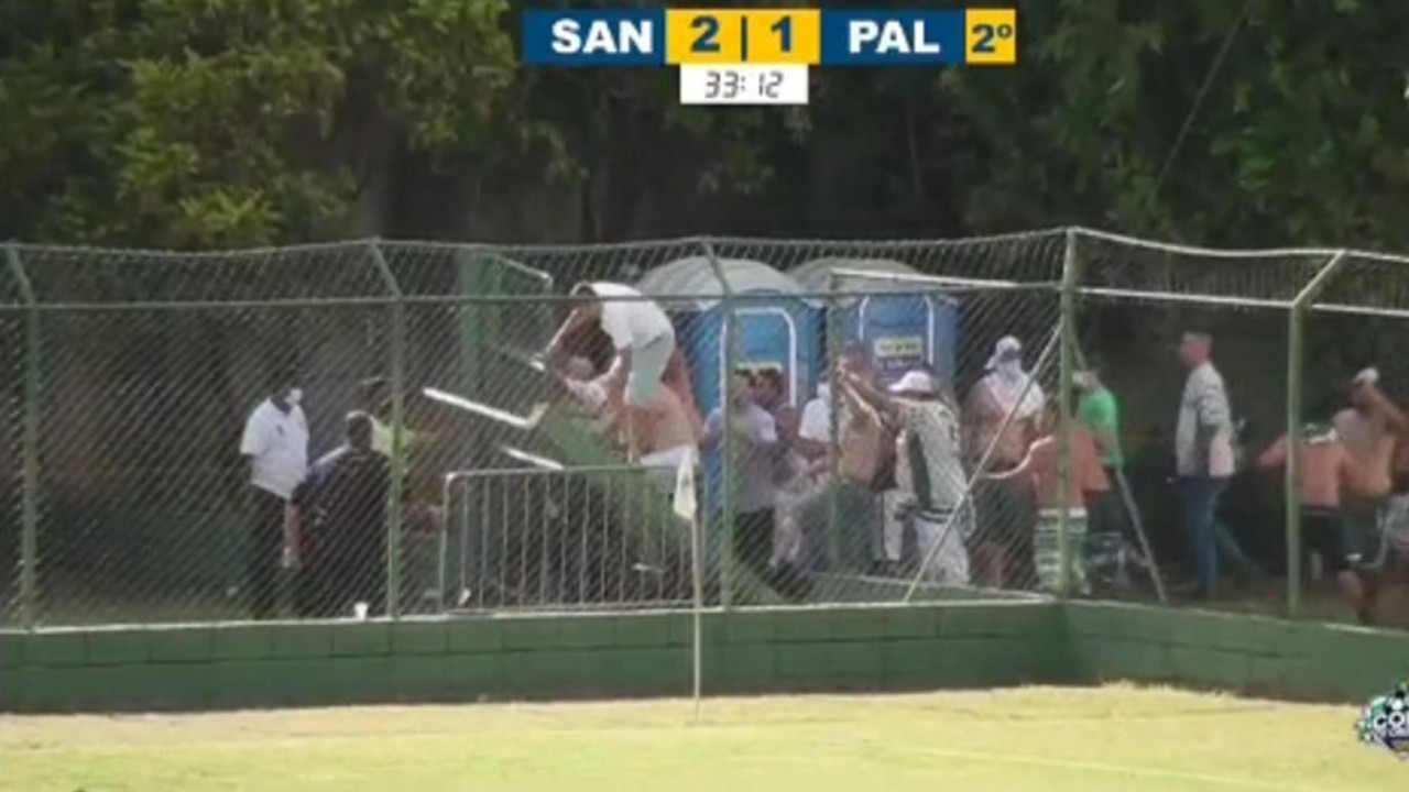 Clássico entre Santos e Palmeiras no sub-15 é encerrado após briga de torcida