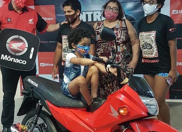 Alessandro Medeiros ganhou uma moto de presente e conseguiu um novo emprego (Foto: Reprodução/Instagram/Alessandro Medeiros)