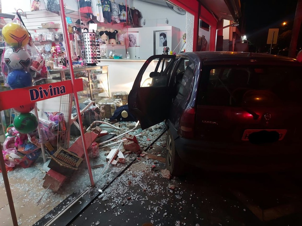 Carro acerta loja de roupas que ficou com a vitrine totalmente destruída em Jaú — Foto: Jaú em Foco/Divulgação