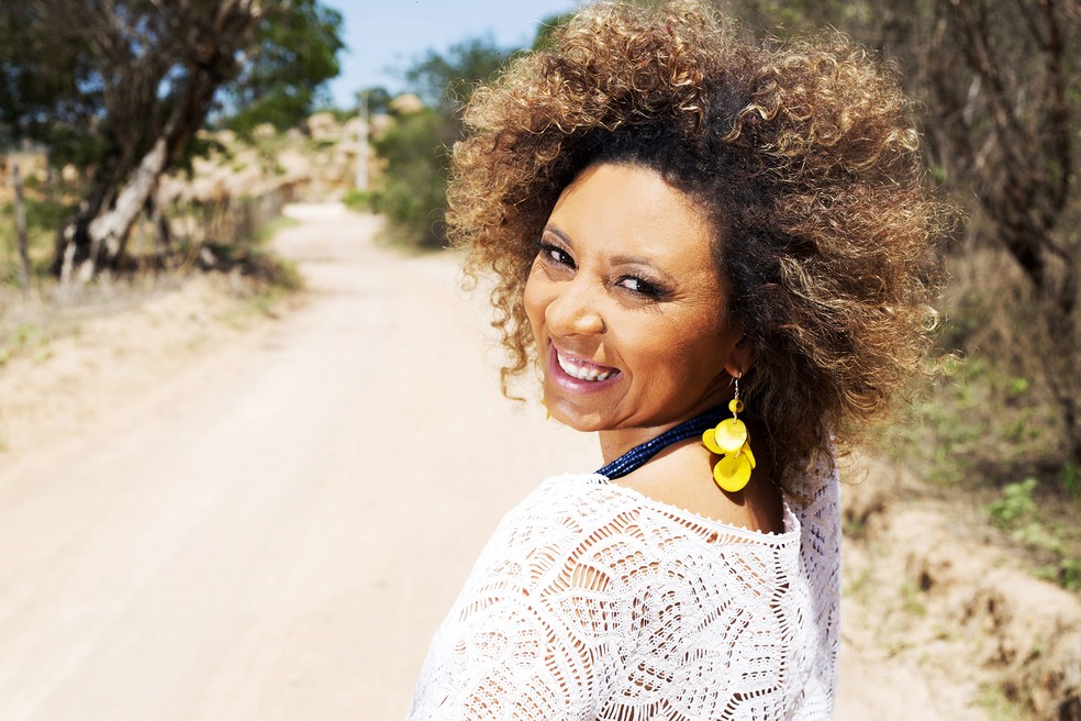 Sandra Belê canta a aridez existencial em 'Escombros', uma das 13 músicas do álbum 'Cantos de cá' — Foto: Asley Ravel / Divulgação