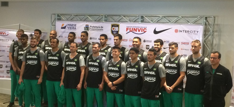 Seleção brasileira de basquete é apresentada em Pindamonhangaba (Foto: Guilherme Costa)