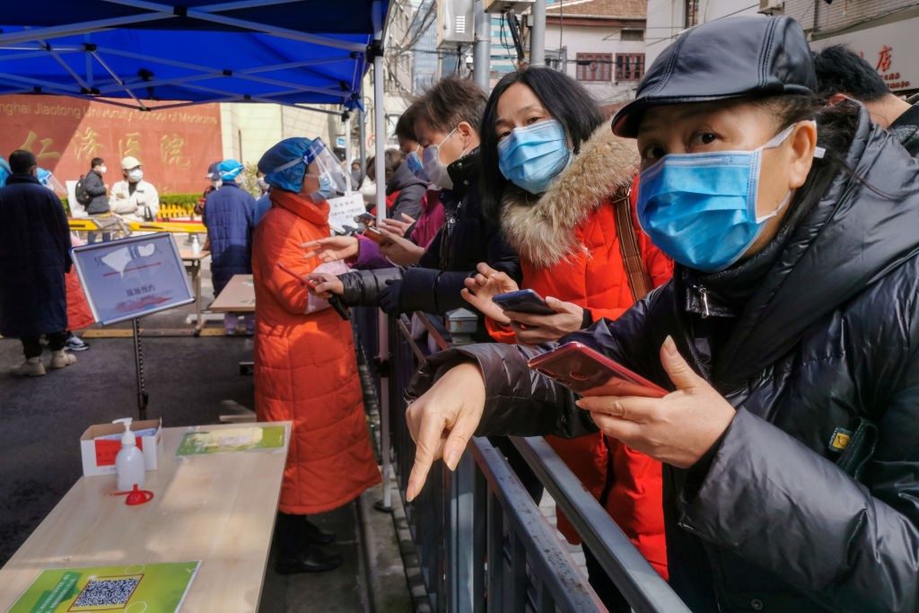 SHANGHAI, CHINA - MARCH 2, 2020 - Residents line up outside Renji Hospital, Shanghai, China, March 2, 2020. The hospital is now fully booked, and the public can make an appointment online through WeChat or Alipay.- PHOTOGRAPH BY Costfoto / Barcroft Studio (Foto: Barcroft Media via Getty Images)