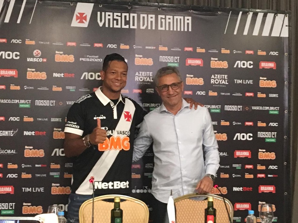 Guarín vestiu a camisa do Vasco e posou para foto ao lado do presidente Alexandre Campello — Foto: Tébaro Schmidt/GloboEsporte.com