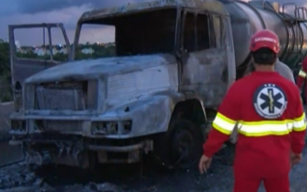 Cabine do caminhão ficou completamente destruída após incêndio na BR-153, em Goiânia  — Foto: Reprodução/TV Anhanguera