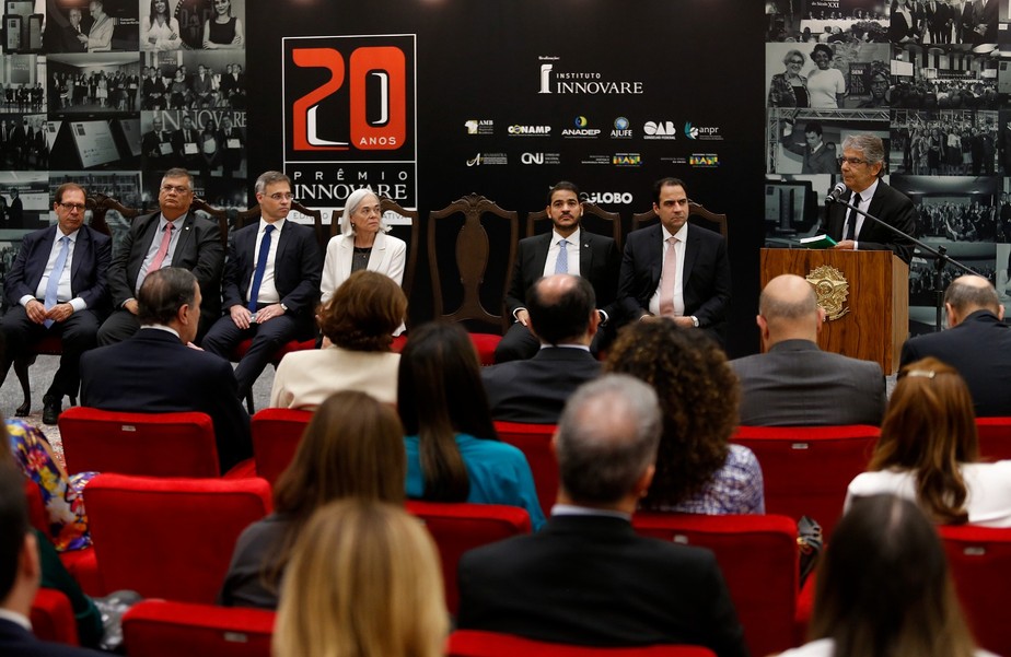 O presidente do Conselho Superior do Instituto Innovare, Carlos Ayres Britto, discursa no lançamento da 20ª edição
