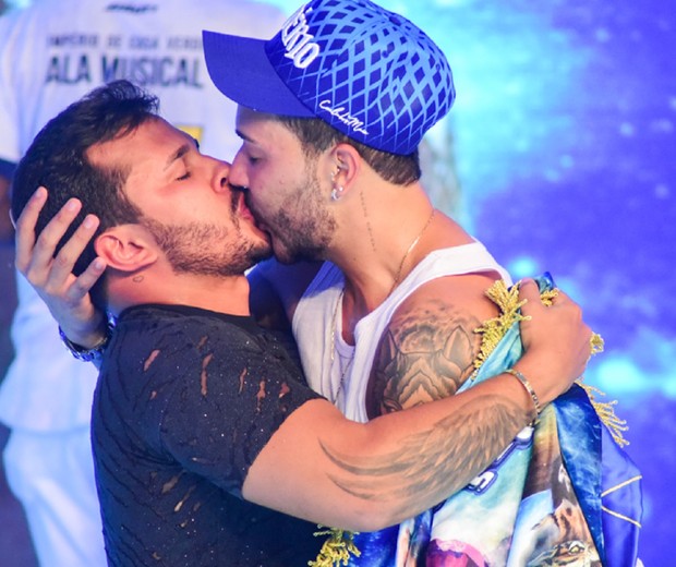 Carlinhos Maia e Lucas Guimarães trocam beijo apaixonado em escola de samba (Foto: Leo Franco/AgNews)