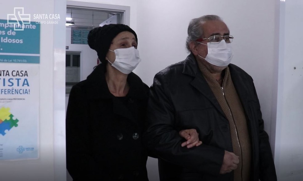 Santa e Márcio saíram de braços dados do hospital após 11 dias de internação — Foto: Santa Casa/divulgação