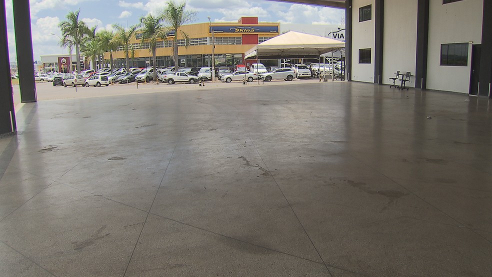 Pátio vazio de concessionária acusada de dar calote em clientes — Foto: Reprodução/TV Globo