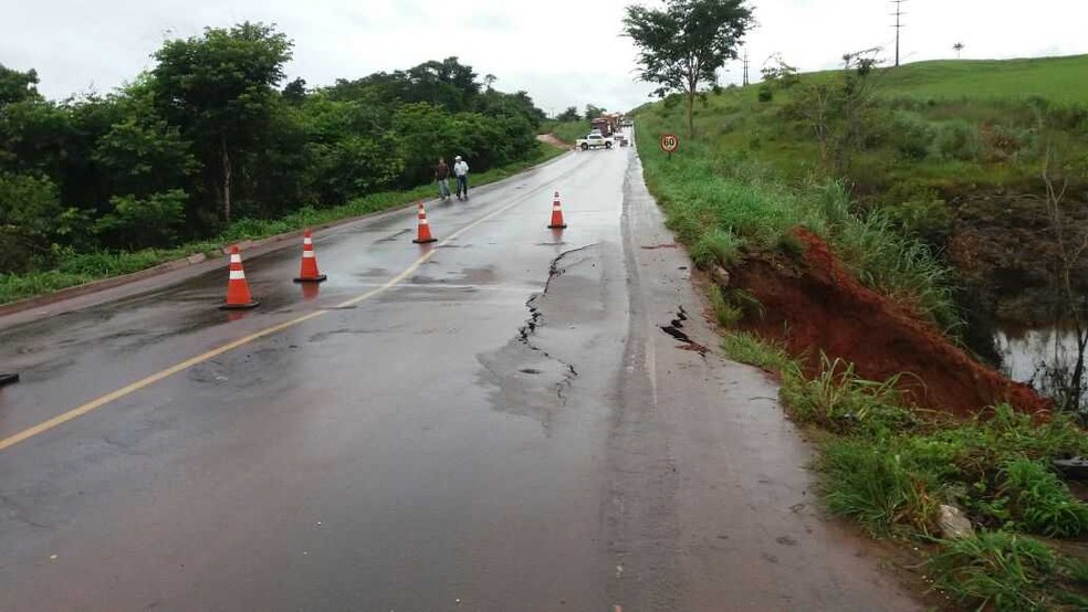 Via está interditada nos dois sentidos (Foto: PRF-MT/ Assessoria)