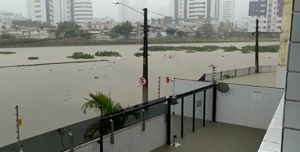 Canal do Fragoso, em Olinda, transbordou durante chuvas — Foto: Reprodução/WhatsApp