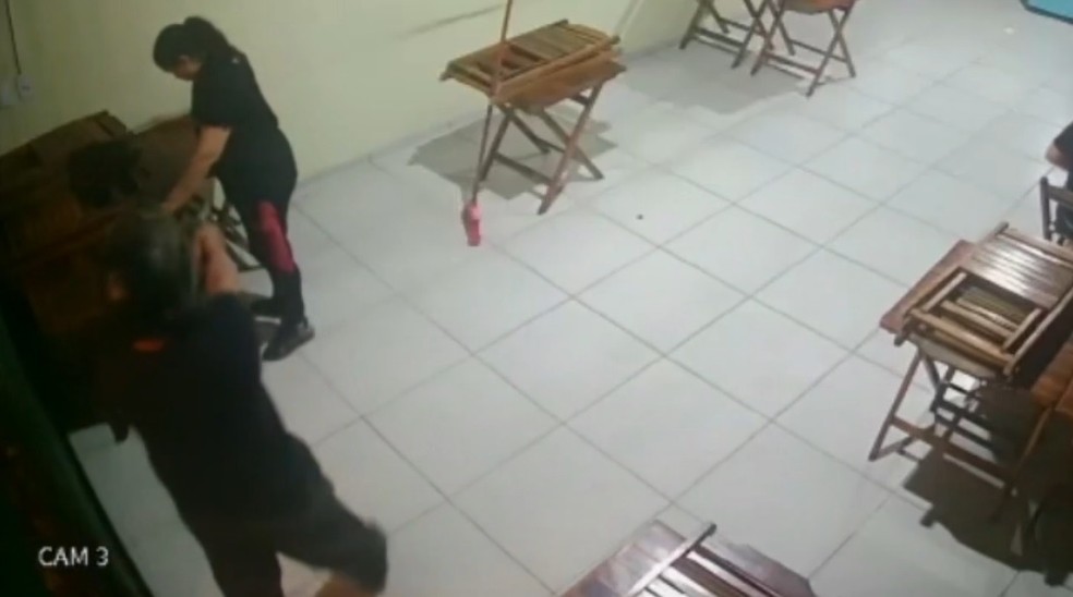 Homem invade comércio em Fortaleza e mata garçonete a tiros — Foto: TV Verdes Mares/Reprodução