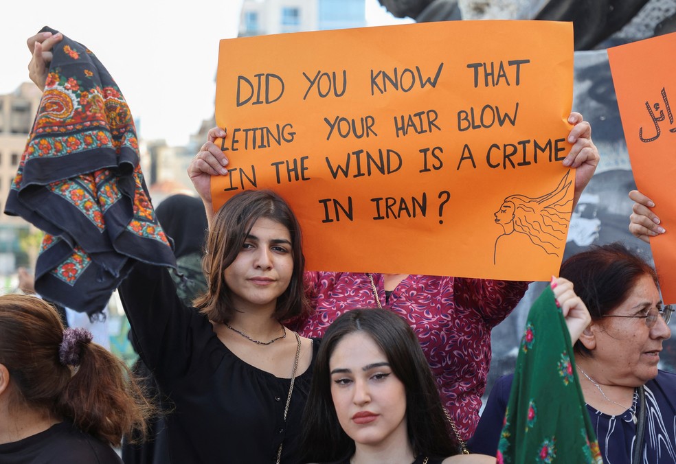 Em Beirute, no Líbano, mulheres participaram de uma manifestação após a morte de Mahsa Amini no dia 21 de setembro de 2022. — Foto: Reuters