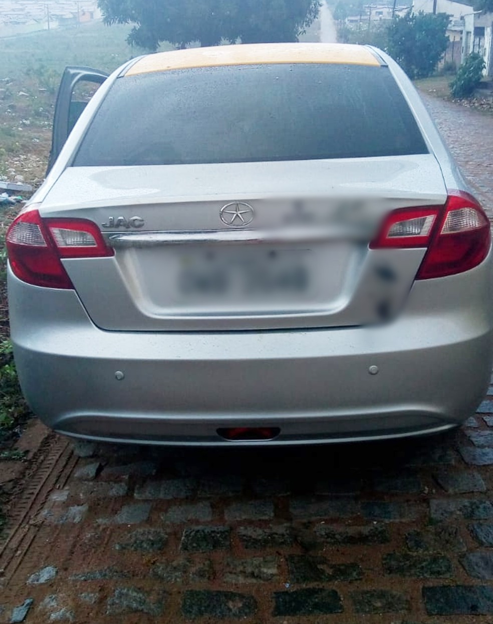 VeÃ­culo foi abandonado na comunidade de Santo AntÃ´nio dos Barreiros, em SÃ£o GonÃ§alo do Amarante  âÂ€Â” Foto: PM/DivulgaÃ§Ã£o