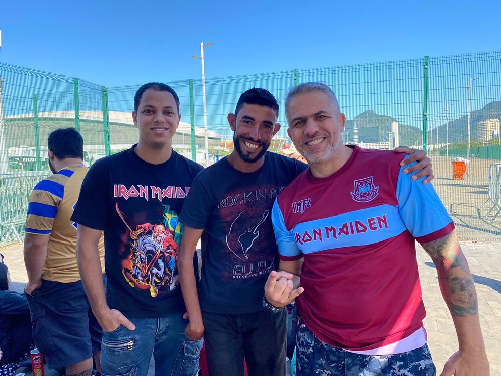 Gabriel (à esquerda) foi o primeiro a chegar na Cidade do Rock, às 3h desta sexta-feira (2) — Foto: Laura Rocha / g1