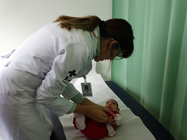 Atendimento de bebê com microcefalia na UPAE de Caruaru (Foto: Paula Cavalcante/ G1)