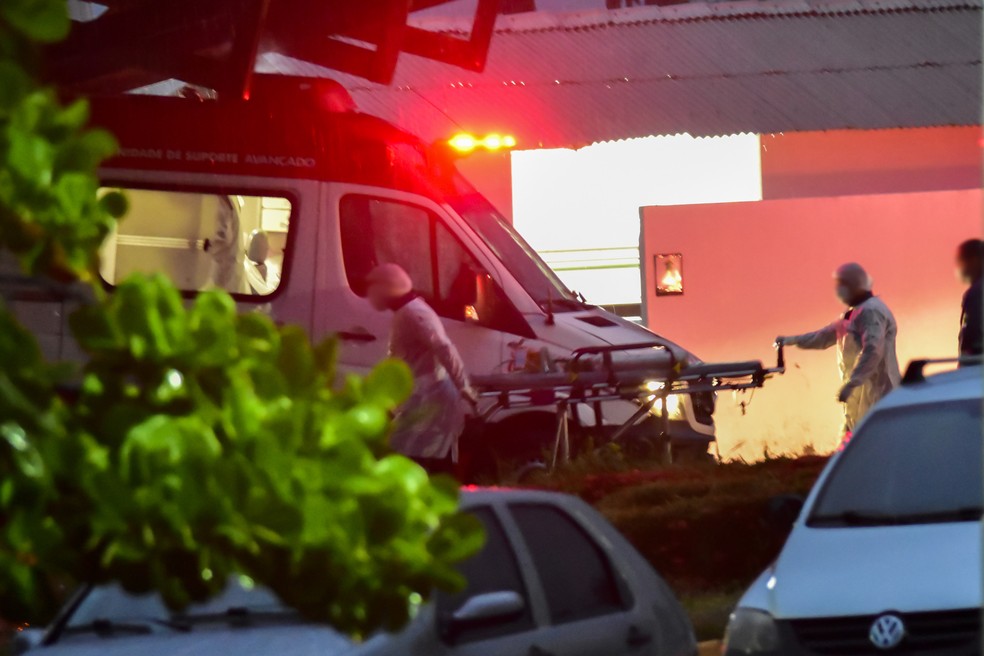 Samu foi acionado para transferência de pacientes no Hospital de Campanha de Natal — Foto: Pedro Vitorino