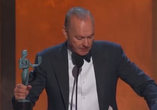 Michael Keaton emocionado no palco do SAG Awards 2022 ao falar sobre a morte do sobrinho (Foto: Reprodução)