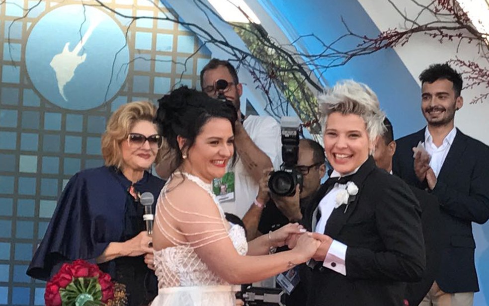 Luíza e Larissa casaram no fim da tarde deste domingo (Foto: Lígia Modena / G1)