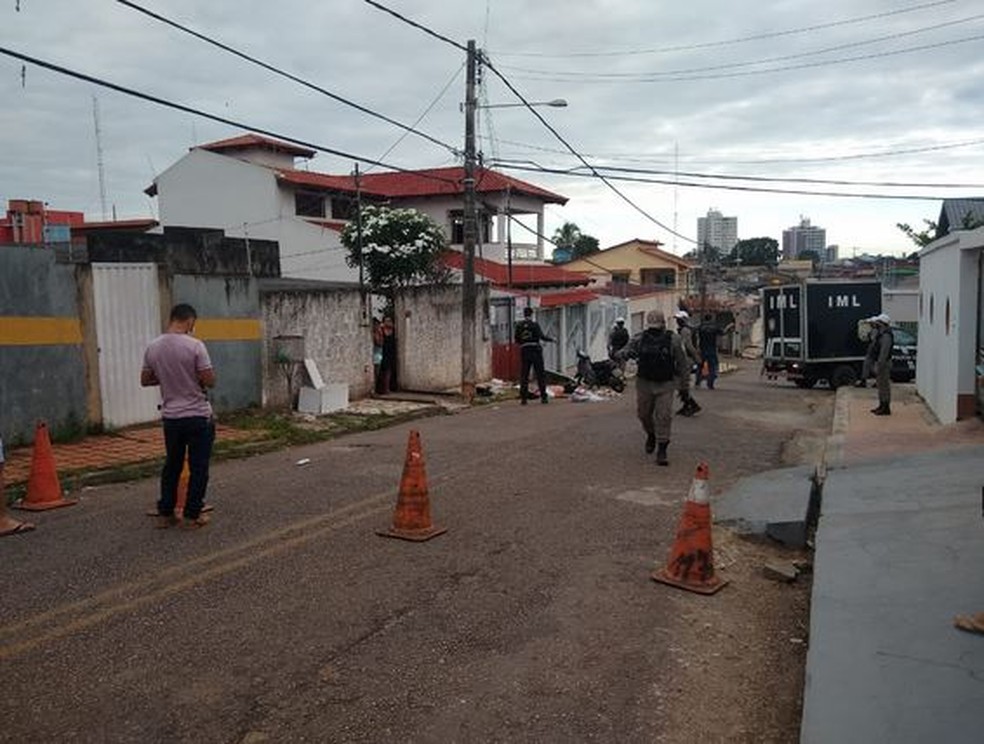 Motociclista sai para comprar salgados com amigo e morre ao bater moto no meio-fio em Rio Branco — Foto: Quésia Melo/Rede Amazônica Acre
